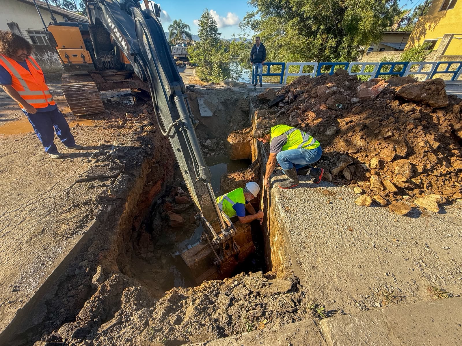 Obra de reforço na base da ponte da Rua Biguaçu é concluída