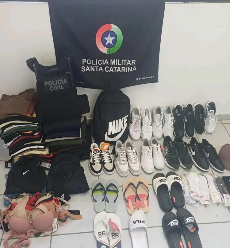 Objetos furtados são encontrados em casa e dois homens acabam presos