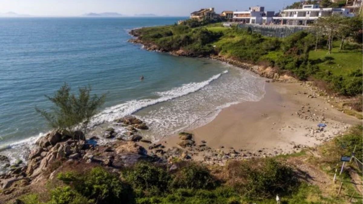 Praia de 50 metros de comprimento em SC encanta turistas com mar calmo e cenário paradisíaco