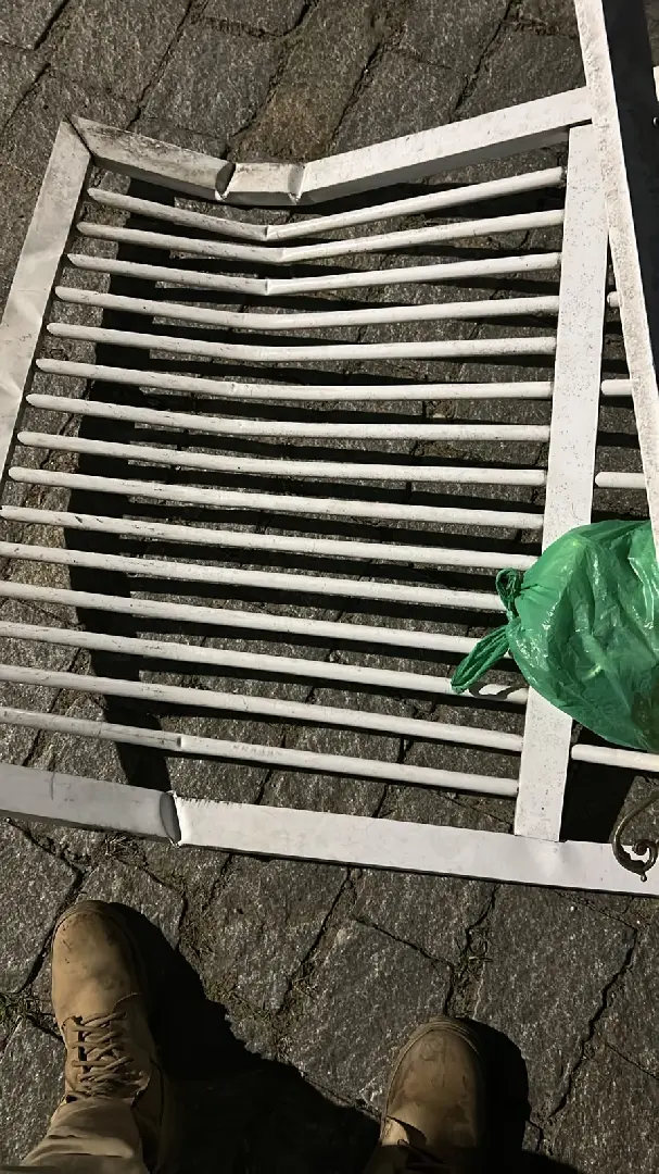 Homem é preso após ser flagrado carregando portão furtado em Itajaí