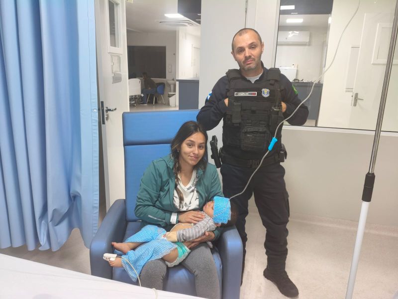 Guarda municipal salva bebê de engasgo em Balneário Camboriú