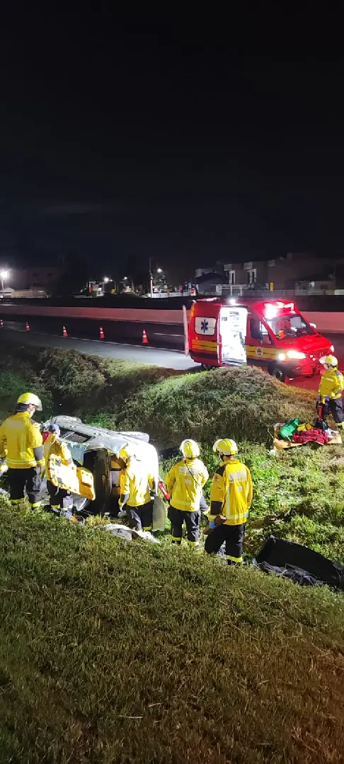 Motorista fica ferido após capotamento em Gaspar
