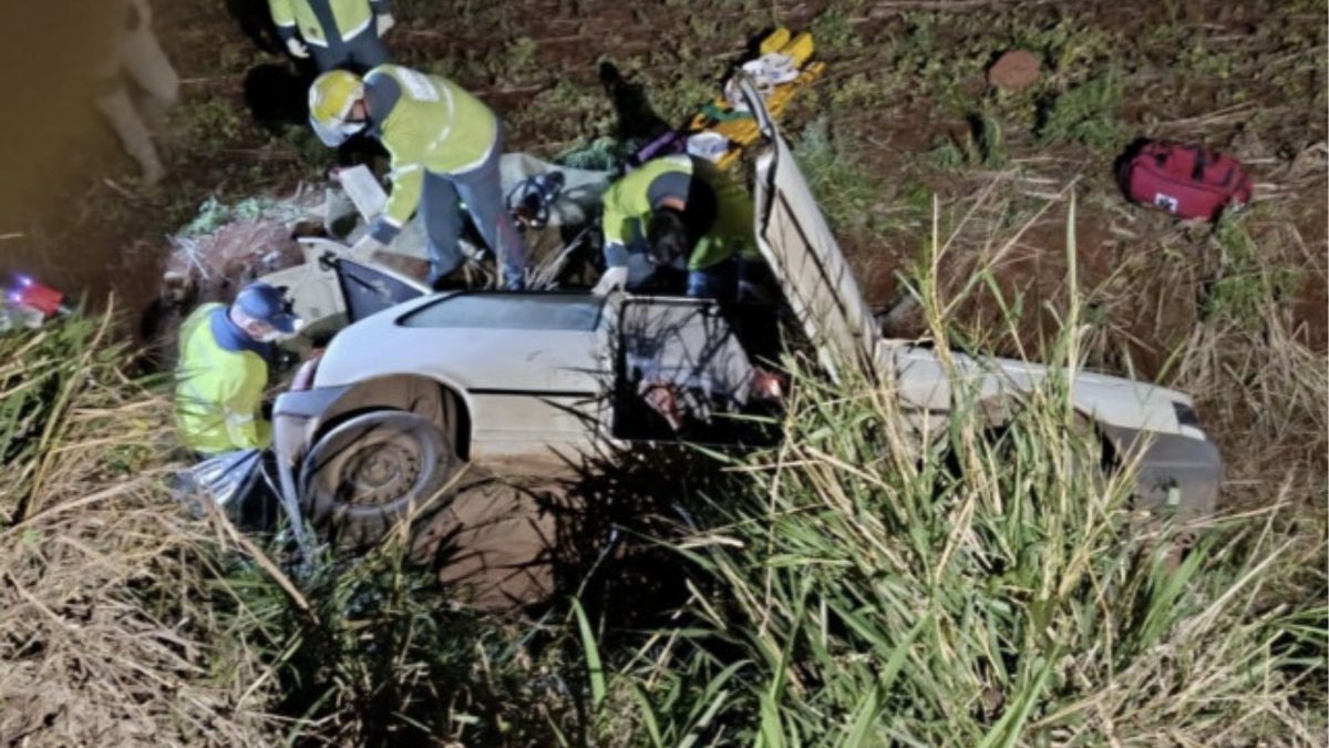 Motorista fica preso após carro cair em barranco durante a madrugada no interior de SC