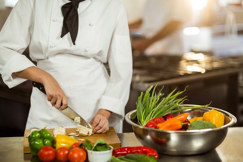 Inscrições abertas para curso gratuito de auxiliar de cozinha voltado a mulheres de Balneário Camboriú