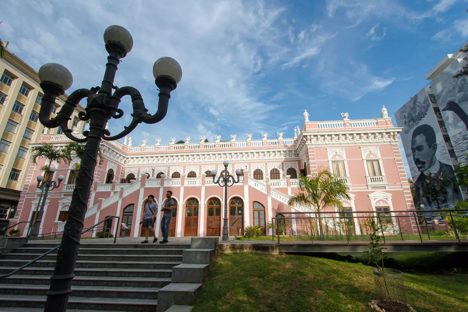 Famoso ‘casarão rosa’ no Centro de Florianópolis guarda restos mortais de poeta catarinense; confira história e interior do palácio