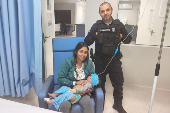 Bebê engasga durante amamentação e é socorrida por guardas em BC
