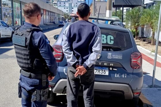 Motociclista foge da Guarda, sobe em calçadas e bate em viatura ao lado de creche em BC