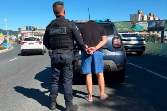 Homem procurado por descumprir medida protetiva é preso no elevado da Quarta Avenida