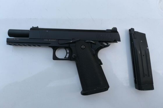Denúncia de homem armado durante briga leva PM a apreender airsoft em BC