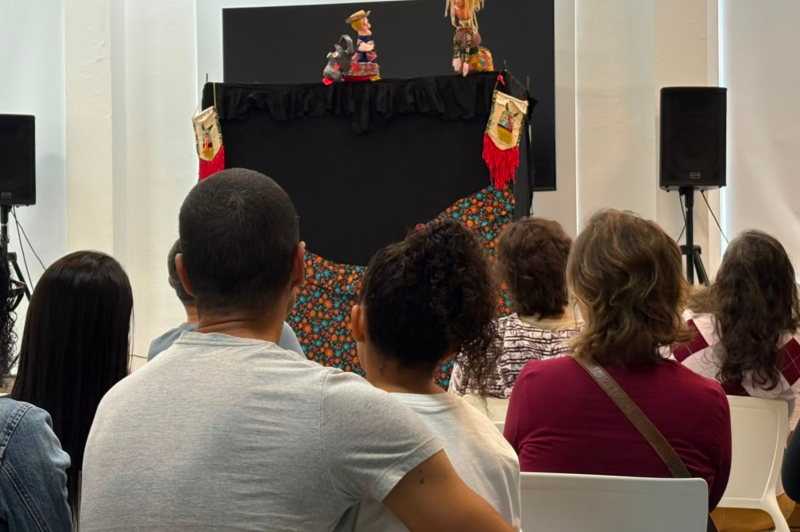 Espetáculo inspirado no folclore brasileiro encanta público na Biblioteca Pública de Itajaí