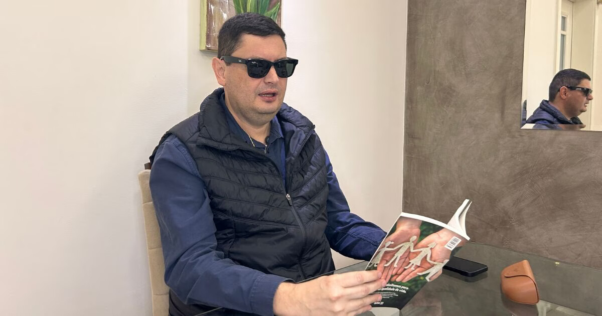 VÍDEO - Deficiente visual de Brusque utiliza óculos com inteligência artificial para ampliar autonomia e acessibilidade