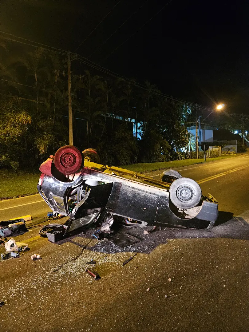 Colisão traseira deixa carro capotado e outro fora da pista em Botuverá