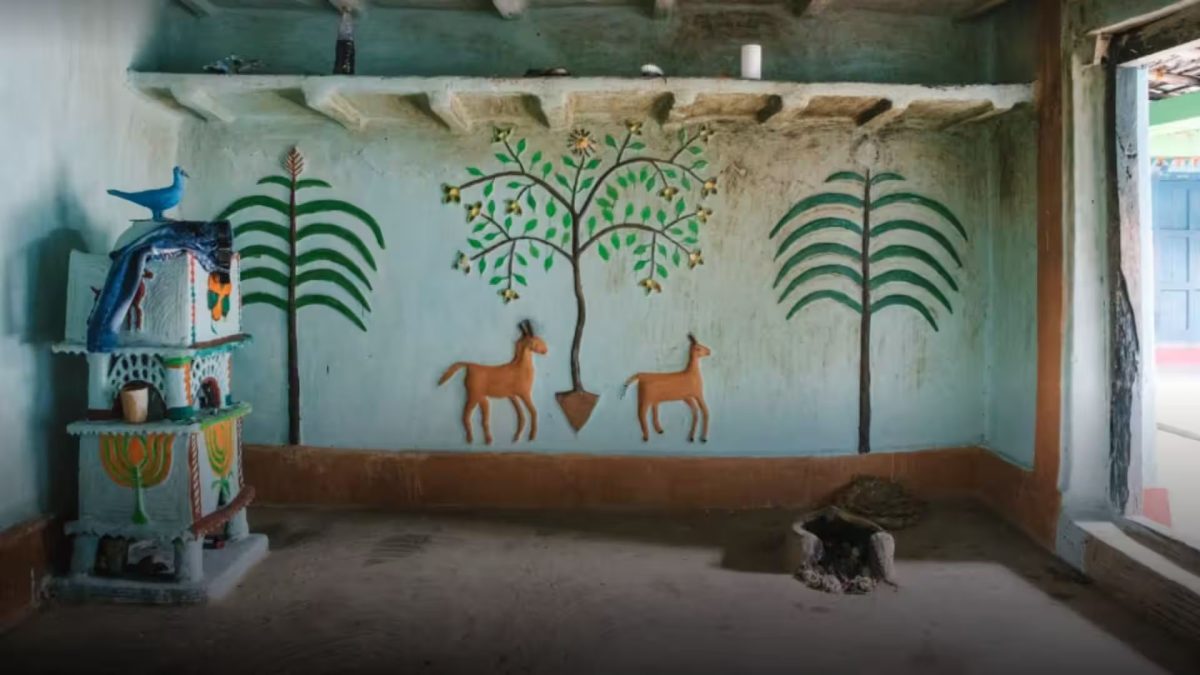 Isolada por 15 anos, artista transformou o confinamento em arte, mas o que começou com brinquedos para o filho acabou cobrindo a própria casa de barro e animais