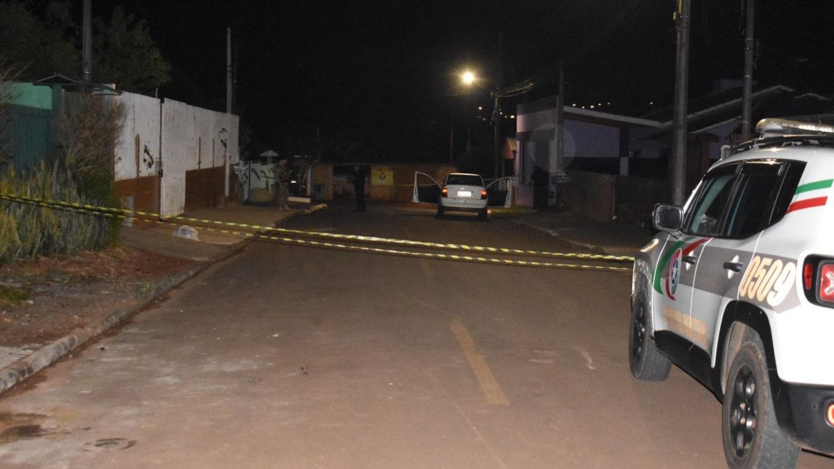 Dupla de moto cerca carro, mata homem a tiros e deixa mulher ferida em Chapecó