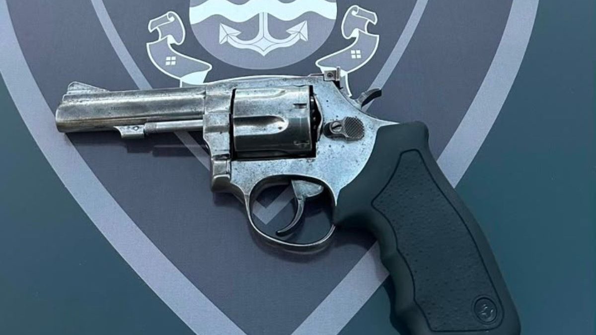 Foragido por homicídio há oito anos ‘treme’ ao ver viatura, joga celular no chão e mente sobre identidade em SC
