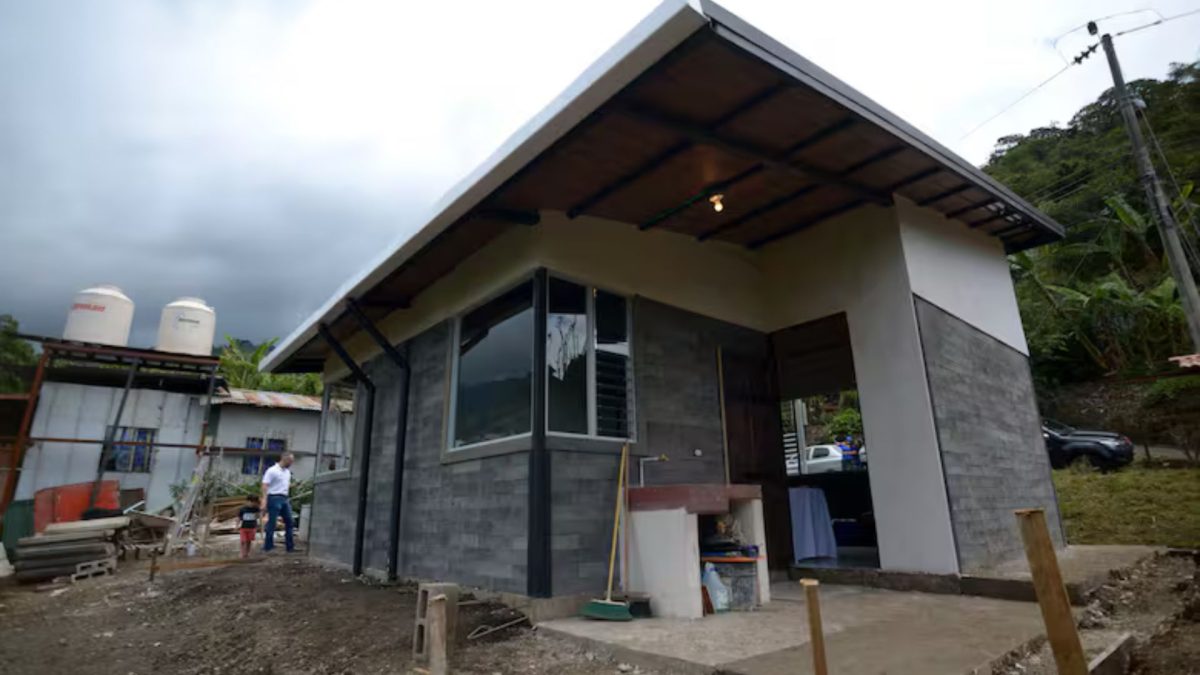 Casa de plástico reciclado tirou mãe e filho de um quarto na casa dos avós após 9 anos de economia, mas a construção usou cerca de 7 toneladas de resíduos