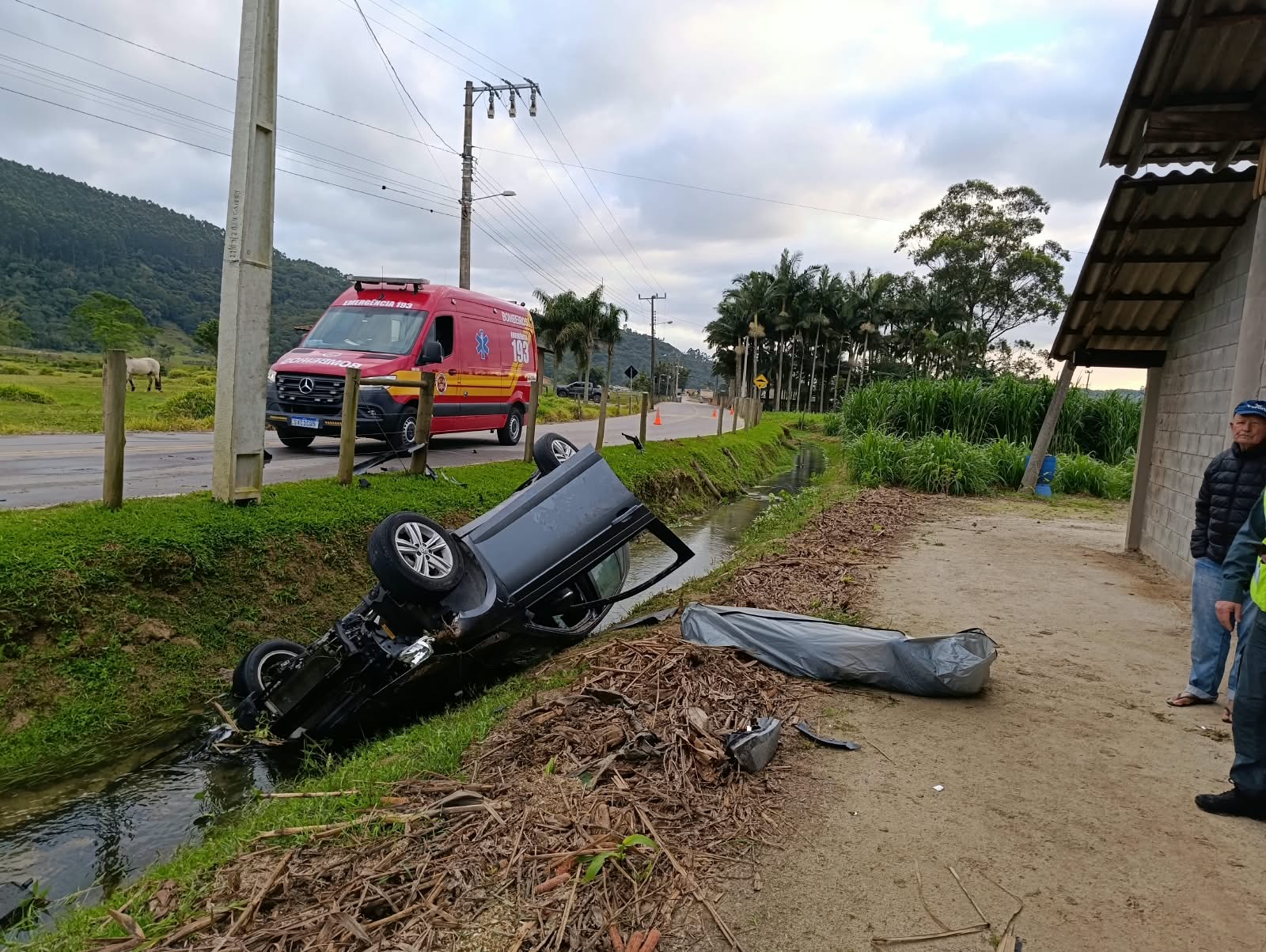 Bombeiros encontram motorista submerso após veículo capotar e sair da pista em Tijucas