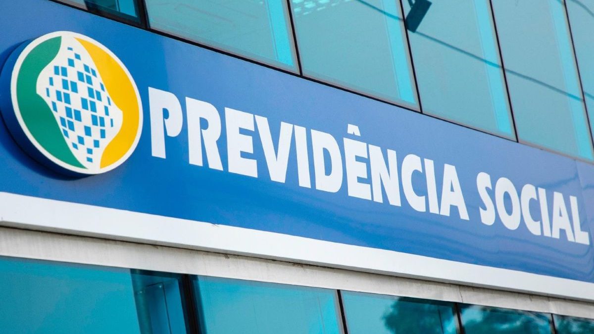 Para conter gastos, governo estuda salário mínimo diferente para aposentados do INSS a partir de 2027