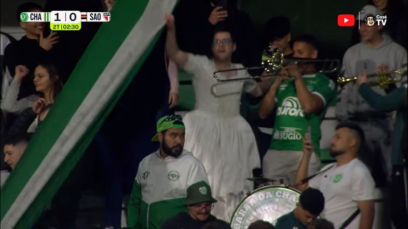 Torcedor vestido de noiva rouba a cena em vitória da Chape sobre o São Paulo