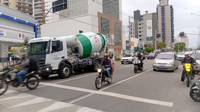 Centro de Itajaí está congestionado com a Contorno Sul registrando fila de até 14 minutos