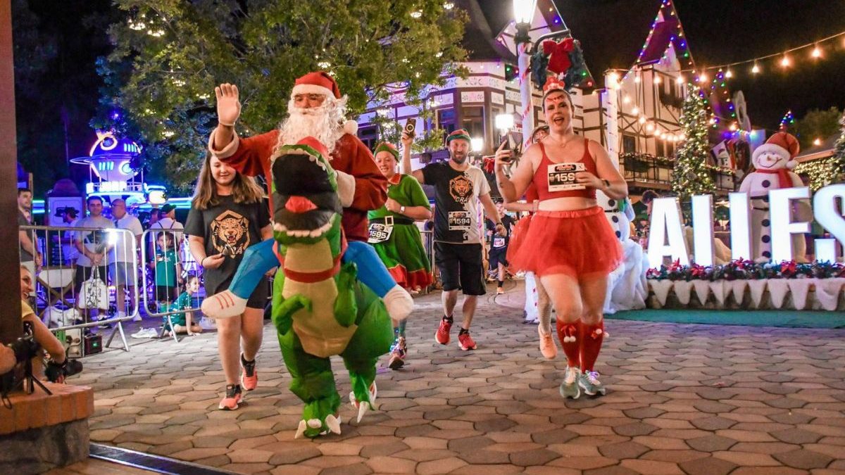 Corrida noturna com participantes fantasiados de parque de diversão de SC abre inscrições com percursos de até 10 km entre as ruas da cidade