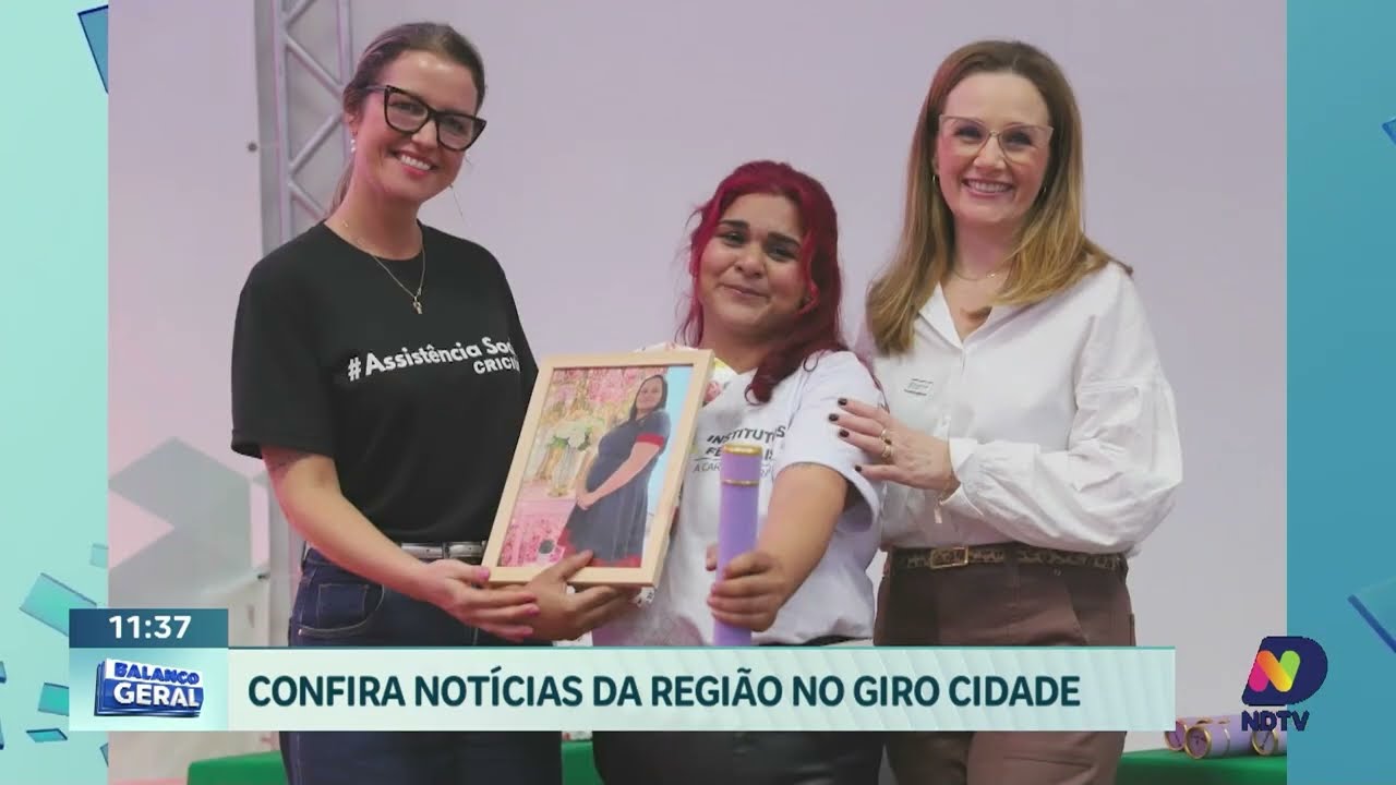 Mulheres de Criciúma concluem curso de maquiagem profissional