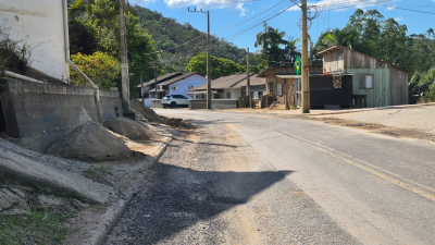 Recuperação asfáltica avança na Rua Alberto Muller nesta segunda-feira