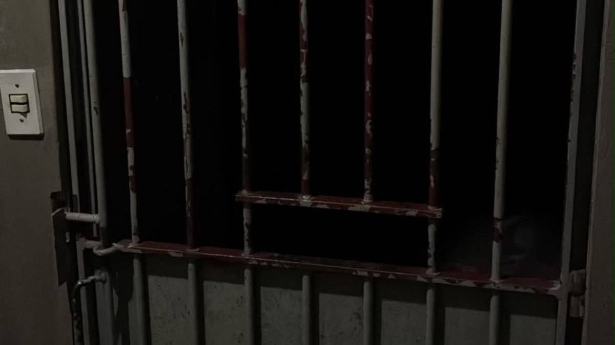 Homem é preso durante investigação sobre crimes sexuais contra pelo menos sete crianças e adolescentes abordadas perto de escola em SC