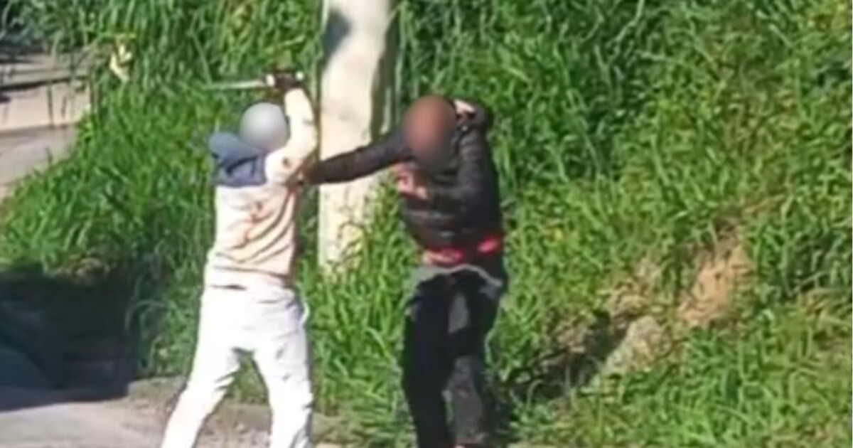 VÍDEO - Homem ataca outro com faca no meio da rua, em Brusque