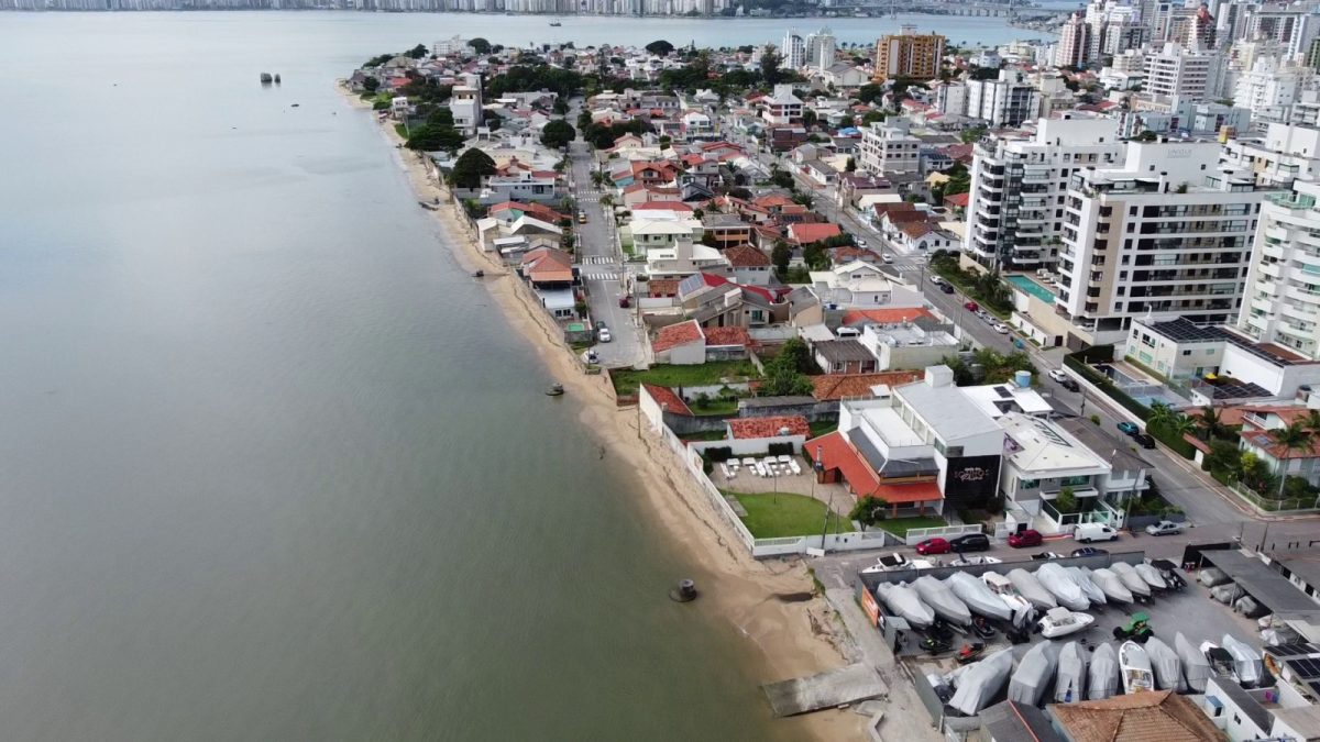 Manutenção da Casan vai interromper fornecimento de água em 6 regiões de Florianópolis; veja quando
