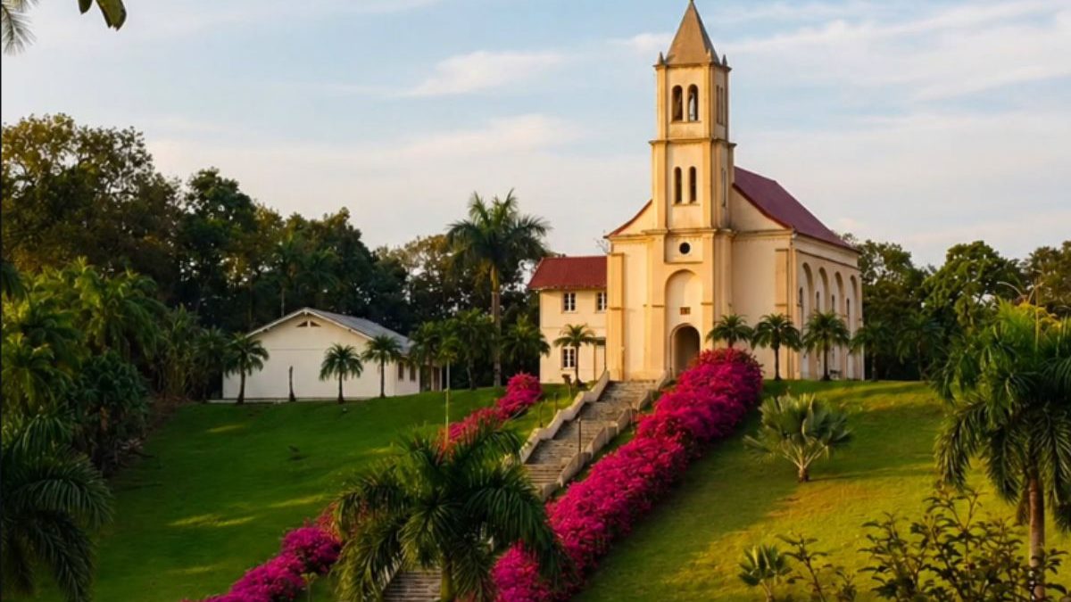 Escadaria florida que muda de cores parece saída de conto de fadas e leva a capela centenária com arquitetura italiana no alto de morro em SC