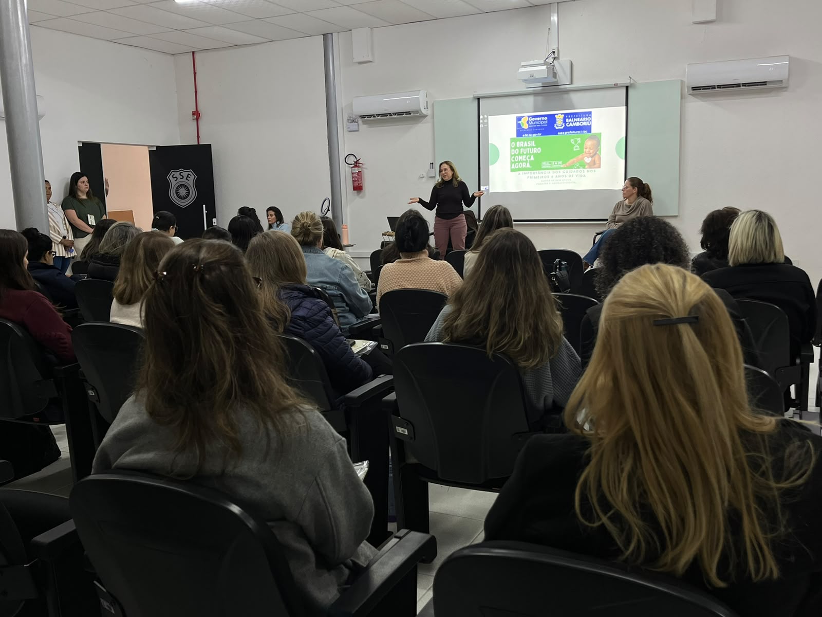 Profissionais da rede municipal participam do primeiro dia de palestras alusivas ao Agosto Verde e Dourado