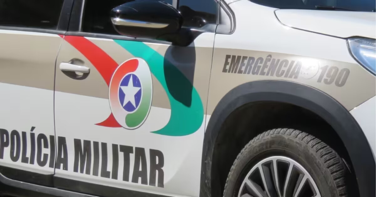 Homem em surto entra em concessionária com faca em Brusque
