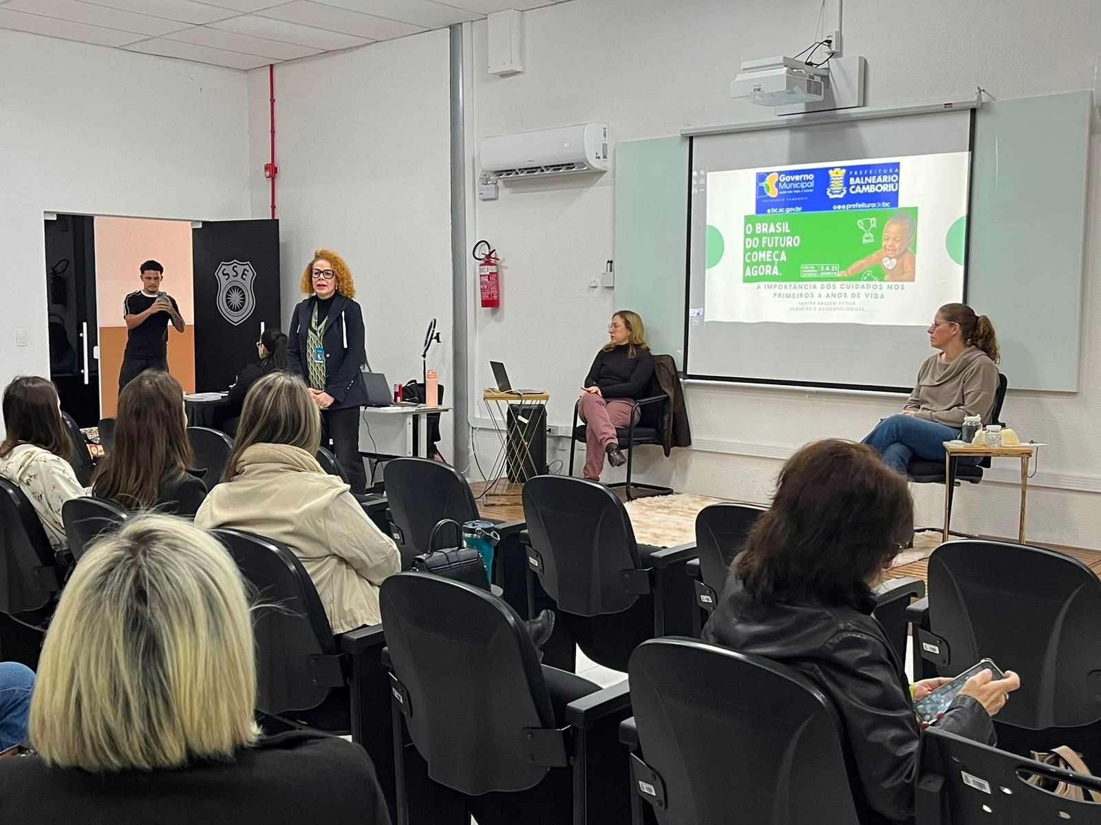 Profissionais da rede municipal participam do primeiro dia de palestras alusivas ao Agosto Verde e Dourado |