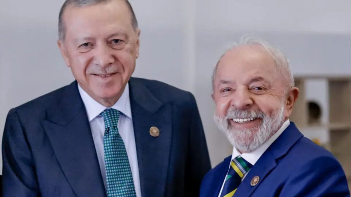 Lula telefona para Erdogan, confirma presença na COP31 e debate cooperação em defesa com a Turquia