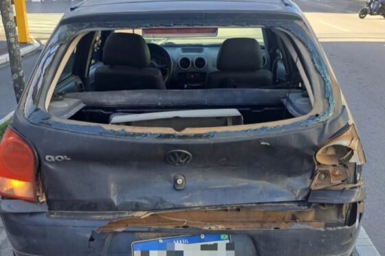 Batida traseira quebra vidro de carro na Quarta Avenida com a Rua 904 em BC