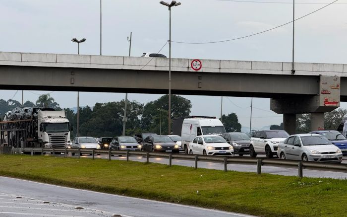 Congestionamento na BR 101 trava acesso de Itajaí pela Contorno Sul