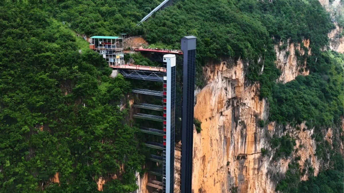 Onde fica o elevador de 288 metros construído em um penhasco que reduziu viagem à escola de 3 horas para 30 minutos e mudou a rotina dos moradores