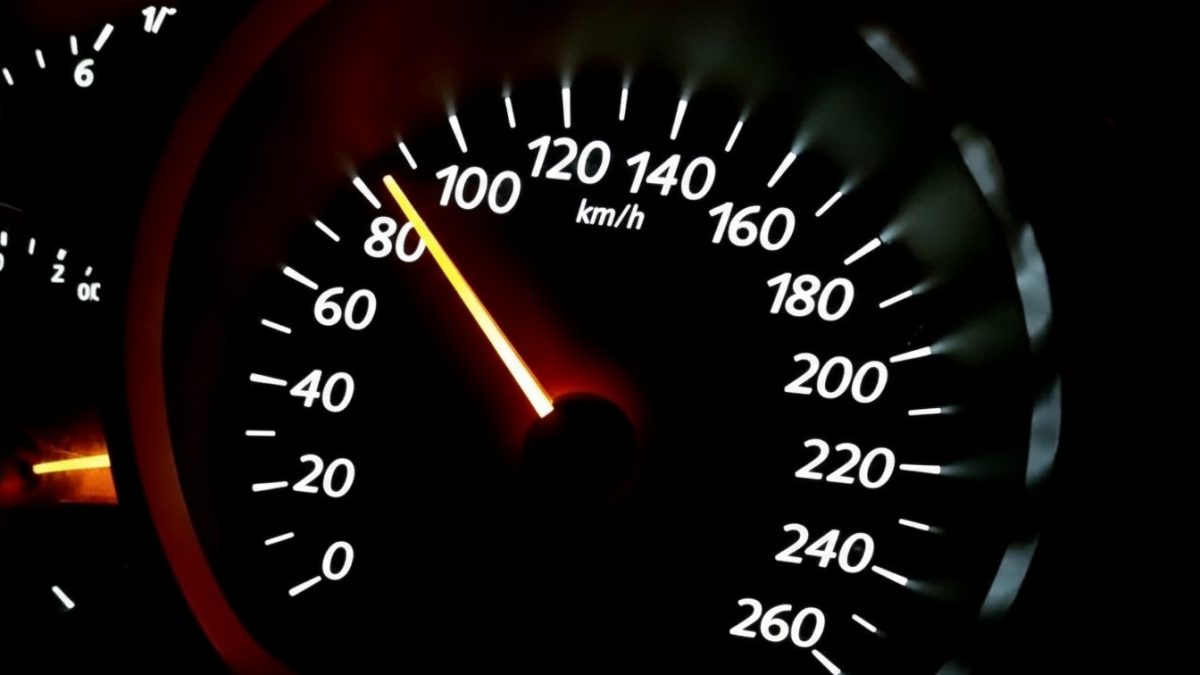 Não é 100 km/h: qual é a velocidade ideal para economizar combustível? Veja o que acontece a 80 e 90 km/h