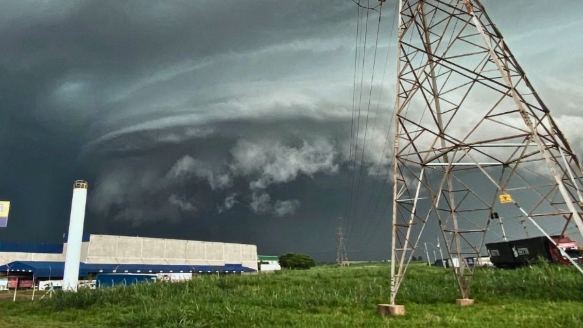 Frente fria deixa 6 estados em alerta para 'chuvarada' e vendavais; veja onde pode registrar até 200 mm