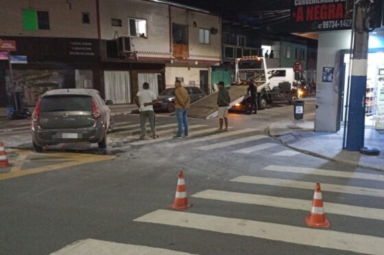 Carro pega fogo na Quinta Avenida com a Rua Corupá em BC