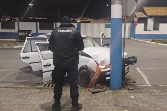Gol é encontrado batido em poste e sem motorista na Avenida Santa Catarina
