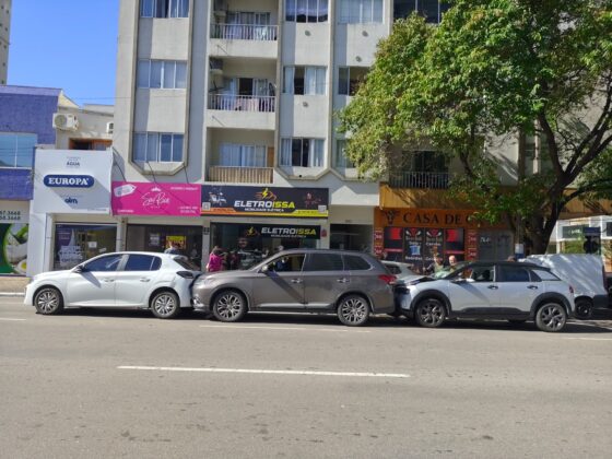 Dois carros precisam ser guinchados após engavetamento na 3ª Avenida em BC