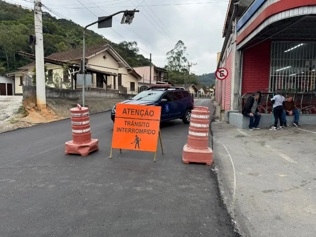(VÍDEO) Travessa Lagoa Dourada fica interditada até o meio-dia para obras