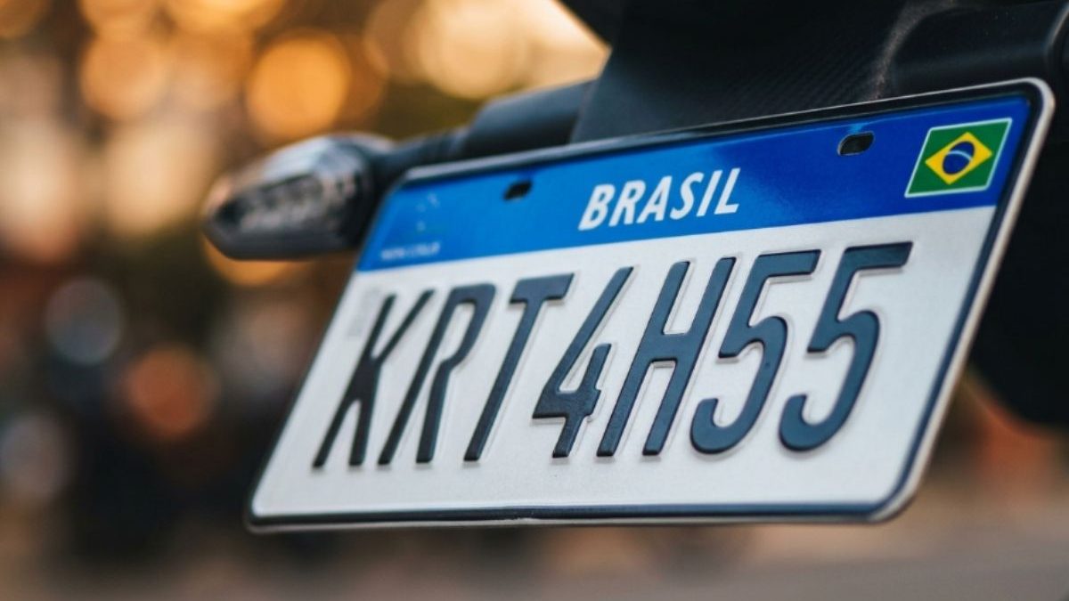 Moto sem lacre na placa pode render multa gravíssima de R$ 293,47 e remoção do veículo, prevê novo projeto