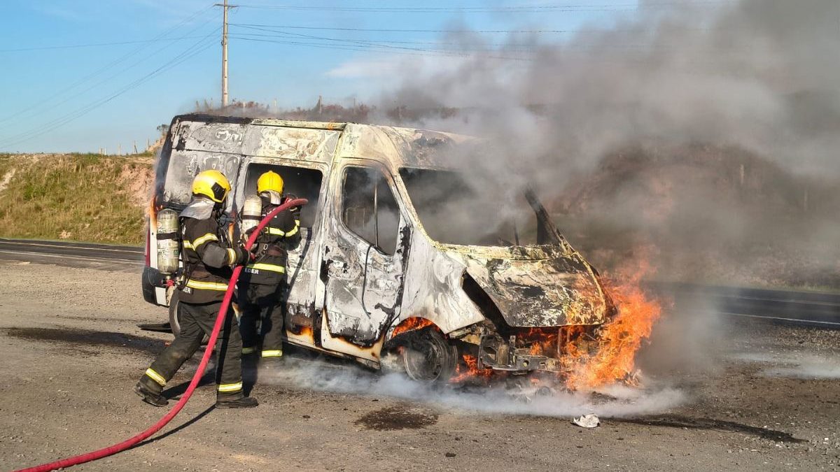VÍDEO – Ambulância que levava criança machucada para o hospital é destruída por incêndio na BR-282, em SC