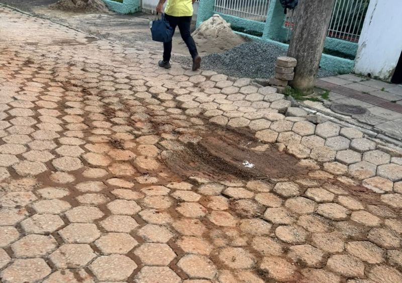 Lama, poeira e calçamento estourado por construtora revoltam moradores da Fazenda