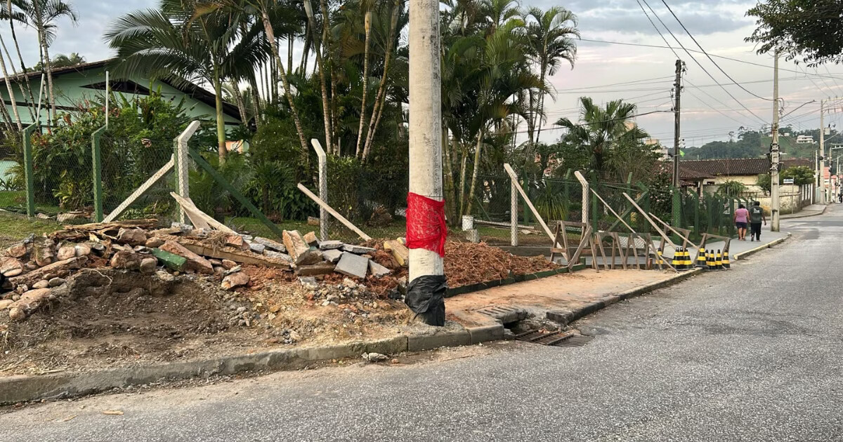 Morador executa obra em calçada após queda de poste no Rio Branco, em Brusque