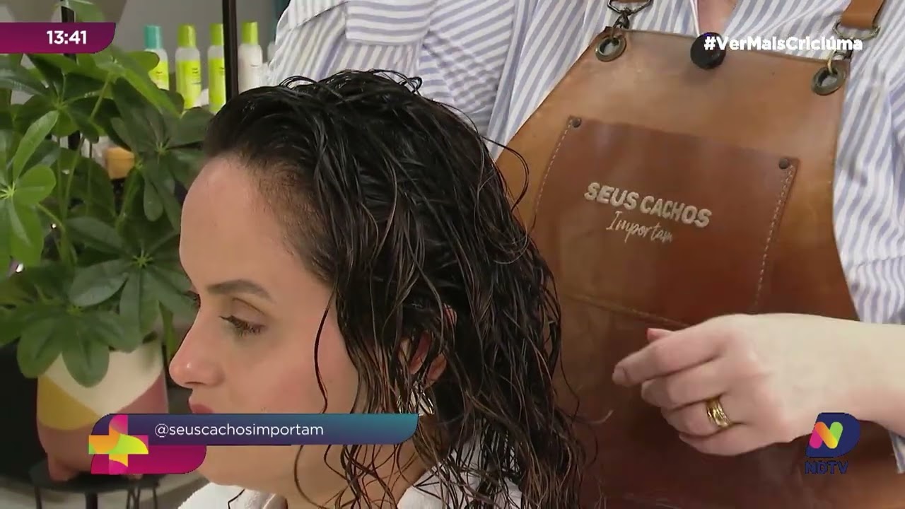 Especialista ensina cuidados e penteados para cabelos cacheados