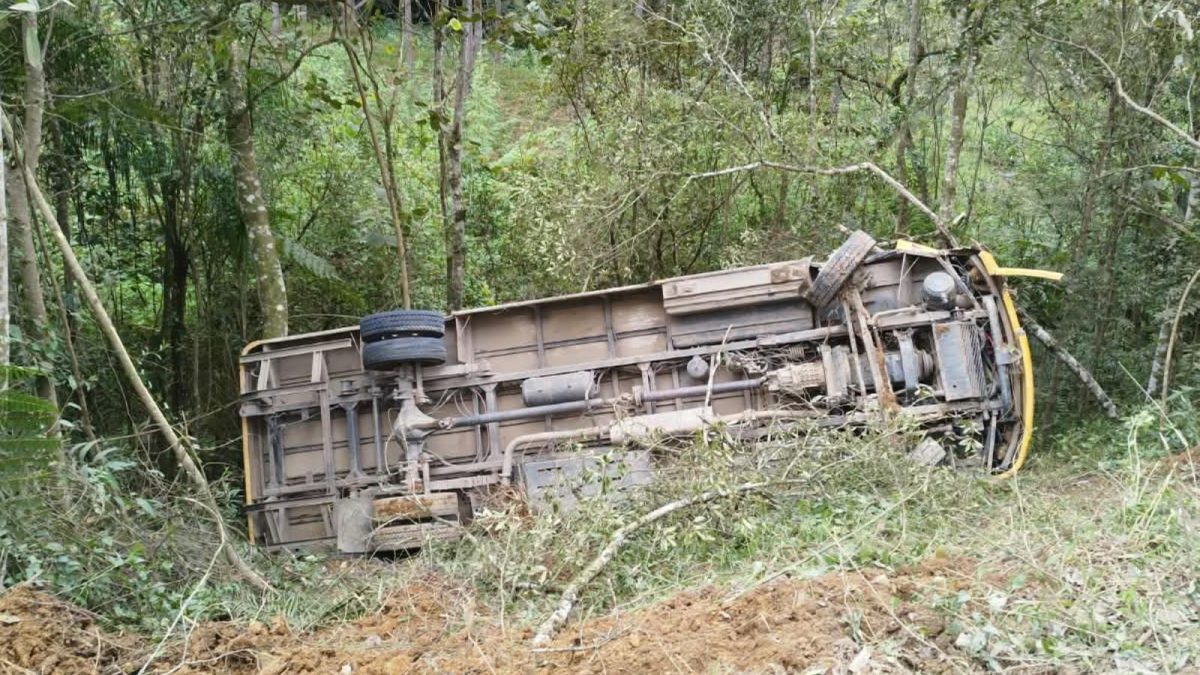 Ônibus escolar com 10 crianças tomba em ribanceira e deixa feridos em SC